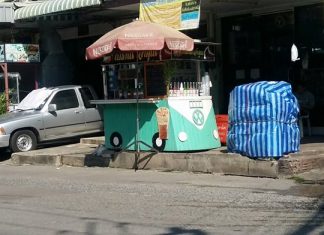 Nongprue authorities seized products and warned vendors to stop selling their wares on sidewalks in East Pattaya.