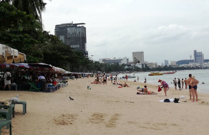 Pattaya beach vendors returned to the sand Nov. 21, hoping to cash in on tourists still around after the International Fleet Review after being banished for four days.