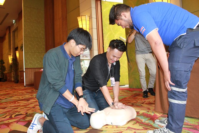 First responders learn lessons in dealing with fractured limbs, CPR and general life support following road accidents at Bangkok Hospital Pattaya’s “Golden Hours of Trauma Care” seminar.