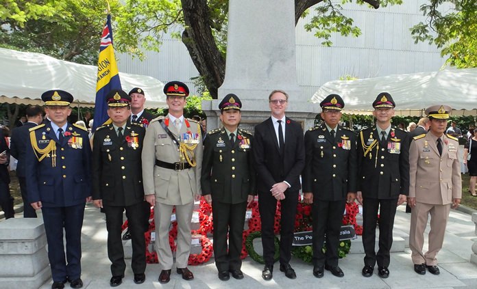 Defence Attaché Colonel Roger Lewis, British Ambassador H.E. Brian Davidson with dignitaries from the Royal Thai Military.