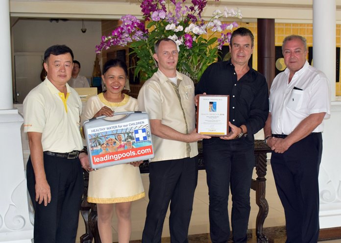 Receiving the award from Dr. Jozef Konrad (2nd right) was Rene Pisters the GM of the Thai Garden Resort (right).