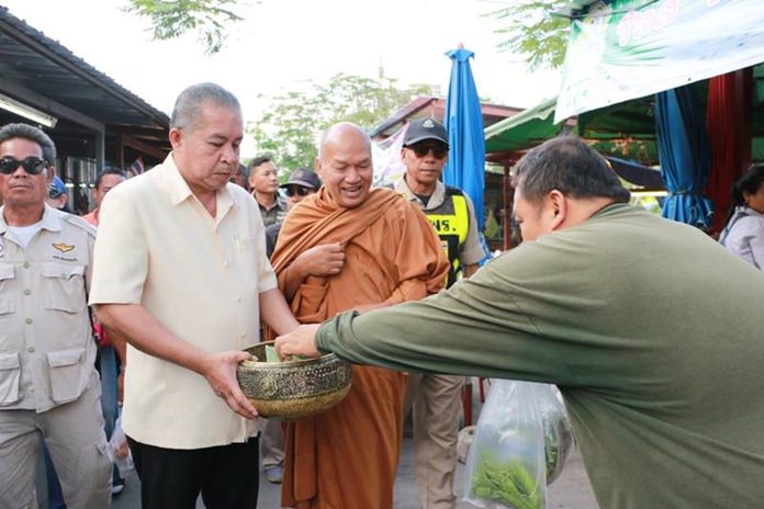 Luang Poh Longkot from Wat Prabat Nampuu, Lopburi joins with Nongprue officials in hosting a Todpa Pa charity event to raise funds for the Glory Hut Foundation.
