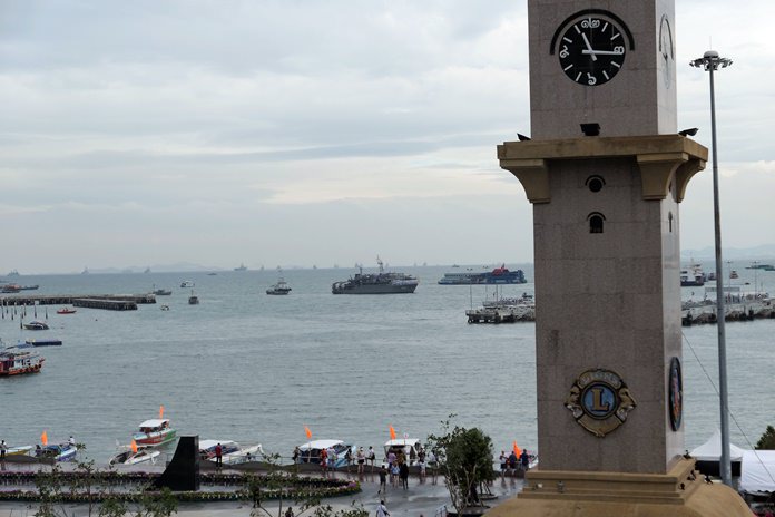 Nice view onto the sea with the warships in the background after the weather cleared up a bit.