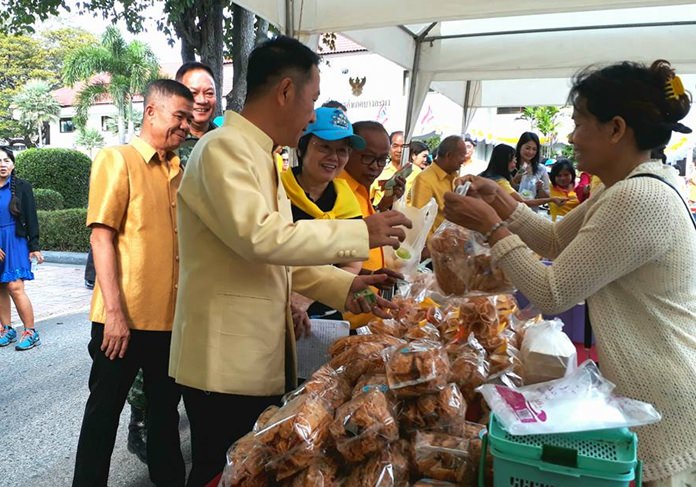 Banglamung District Chief Naris Niramaiwong opens “pracharat market” for the day, featuring 30 stalls where low-priced items were placed on sale for low-income families.