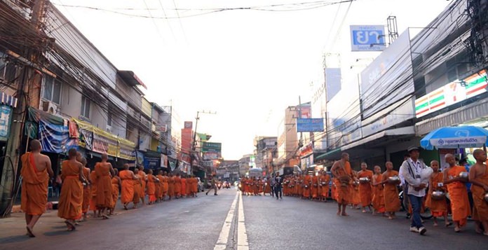 400 monks collect alms around Naklua.