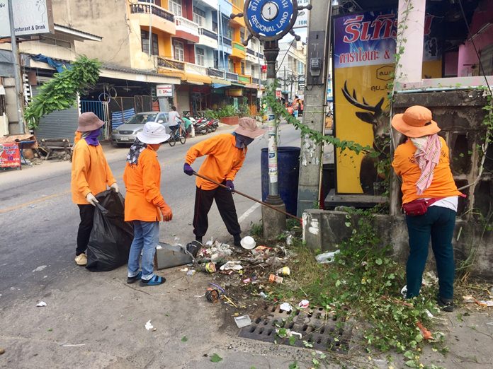 Workers from Pattaya’s Environment Department clean up Soi Land Office to honor Father’s Day.