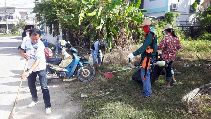 Chonburi residents ‘Do Good for Dad’ by getting rid of grass around public roads, in and out of Pattaya.