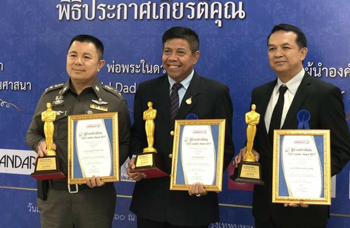 Interior Ministry Secretary Chatchai Poromlert presents the award to Pattaya spokesman Pinit Maneerat.