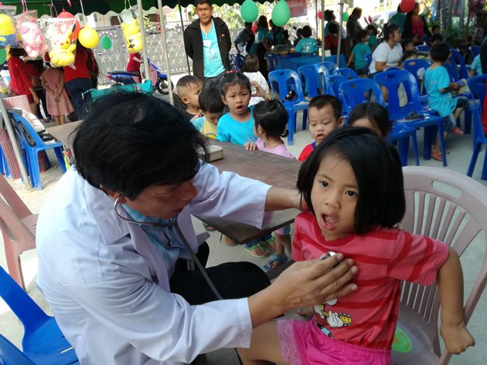 Children in the Soi Korphai Community were given medical check-ups by the medical team from Asia Inter Clinic as their healthy Christmas gift.