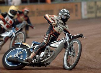 Speedway close racing.