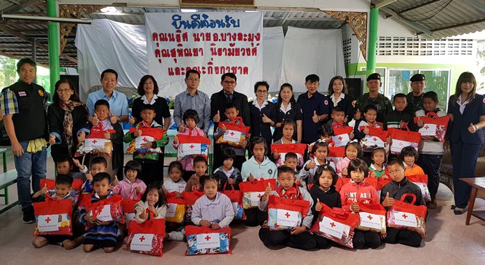Banglamung officials have handed out 500 free coats to underprivileged children in Huay Yai.