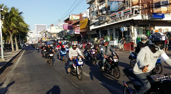 Local police, the Lions Club of Pattaya and a group of old-motorbike enthusiasts staged a noisy parade of two-stroke motorcycles to bring people’s attention to the need for safe driving during the holidays.