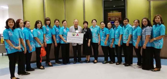 Club President Naowarat Khakhay presents the 50,000 baht donation to Nongprue Mayor Mai Chaiyanit.