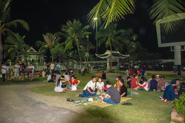 Lan Pho Park is a family orientated area, with people enjoying the atmosphere and tasty seafood.