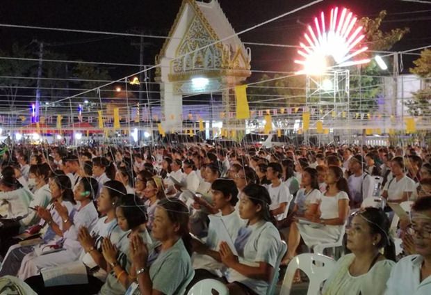 People pack into Wat Satawat to meditate, hoping to create good Karma.