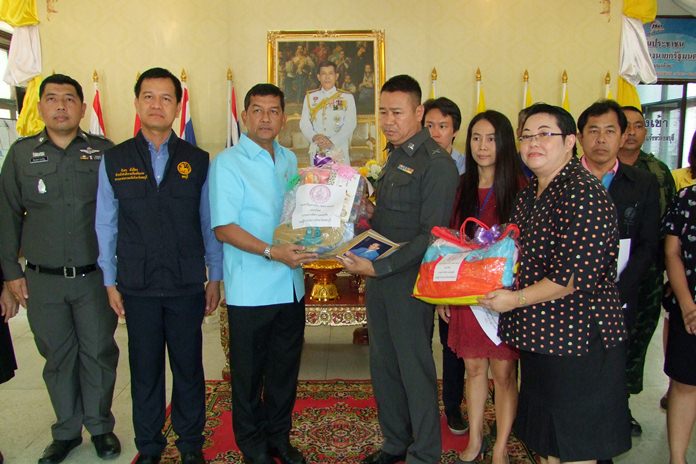 Representatives from the Rajaprajanugroh Foundation present bedding, kitchenware and other supplies to Chonburi Deputy Gov. Chawalit Saeng-Uthai on behalf of Pol. Sr. Sgt. Maj. Saransiri Niramoltharasit.