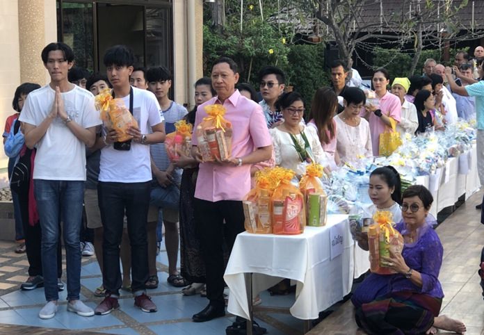 The Diana Group, led by Managing Director Sopin Thappajug (right), begin 2018 with reverence, hosting a merit-making ceremony on New Year’s Day.