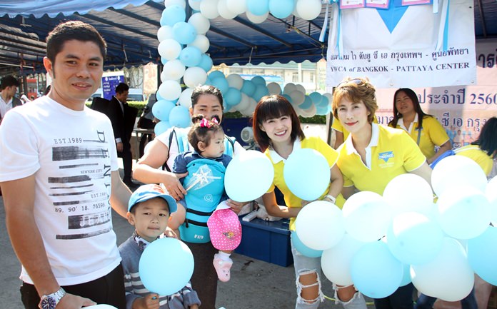Praichit Jetapai and YWCA members give away balloons to the kids at Pattaya City Hall.