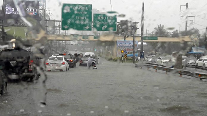 Sukhumvit Road was hit hardest, with the section near the Highway Department inundated with a half-meter of water.