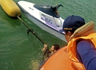 Pattaya marine emergency squads rescue an American tourist who fell from his jet ski.
