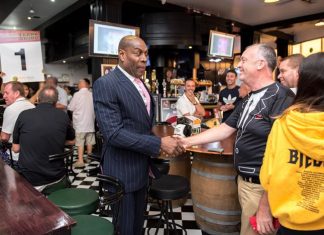 Round 1 - Frank Bruno comes out to greet his fans.
