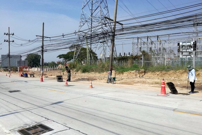 Motorists are disappointed that Soi Siam Country Club is still riddled with roadblocks after it has been closed for years by road construction.
