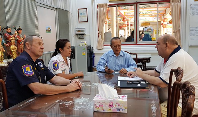 Bert Elson (right) speaks to John and Jo Williams and Prasit Thongthitcharoen (2nd right) chairman of the Sawang Boriboon Thammasathan Foundation.