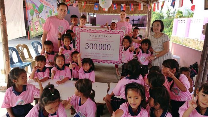 Carolin and Alexander Toskar from the Spiritual Health Foundation donate 300,000 baht to the HHN to support projects, scholarships, and other expenses within the center.