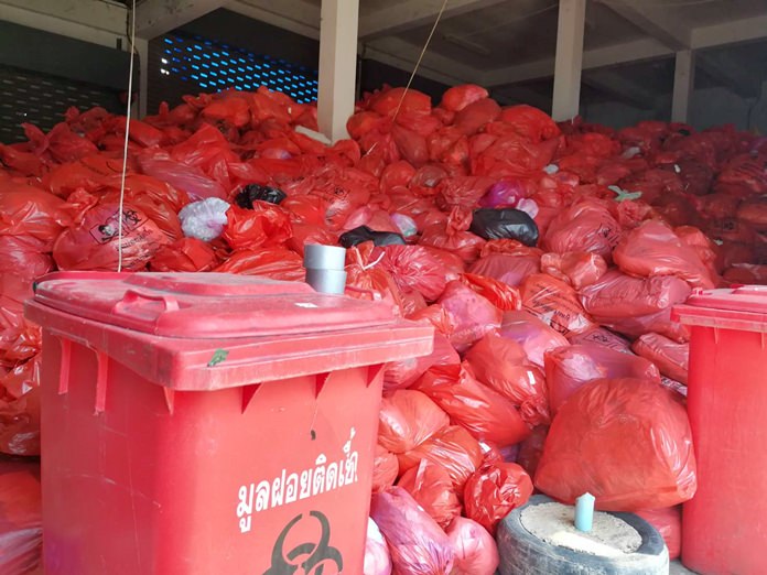 Khao Maikaew residents resumed protests against Pattaya using their community as a dumpsite after the discovery that hazardous medical waste was being disposed of there. Two days later, workers began removing more than 100 tons of hazardous medical waste that had been dumped there, allegedly without residents’ knowledge. 