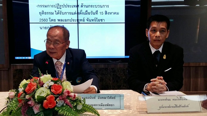 Council Chairman Anan Ankanawisan (left) and Pachon Kanachotepokin (right), vice president of the Creative Media Association, chair a public seminar on Law and Democracy.