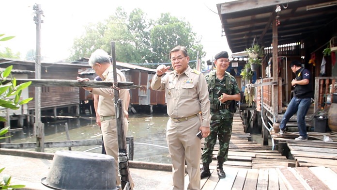 Pattaya Deputy Mayor Vichien Pongpanit leads a squad of soldiers on an inspection in Nokyang Canal to follow up with demolition orders.