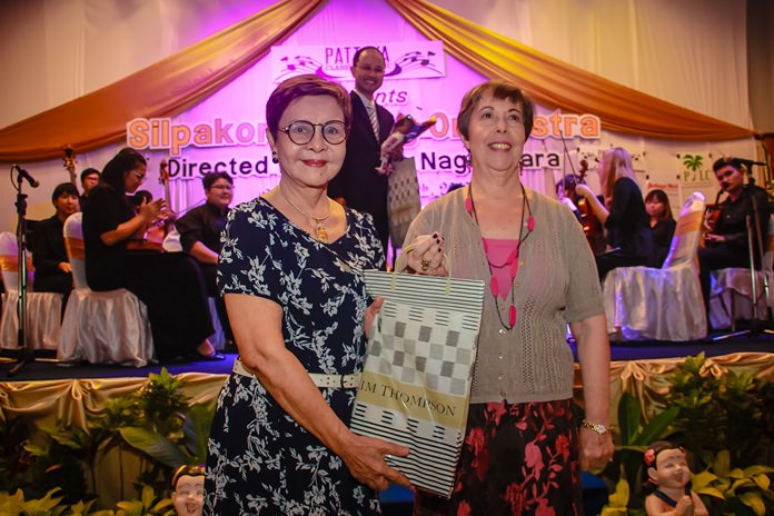 Judith Edmonds (right) presents a token of appreciation to Khun Sopin Tappajug in gratitude for her enormous support for the charity concert.