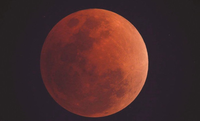 Pattaya residents pointed cameras, cellphones and binoculars skyward in hopes of catching the perfect shot of the incredibly rare “super blue blood moon”. (Photo courtesy National Astronomical Research Institute of Thailand)