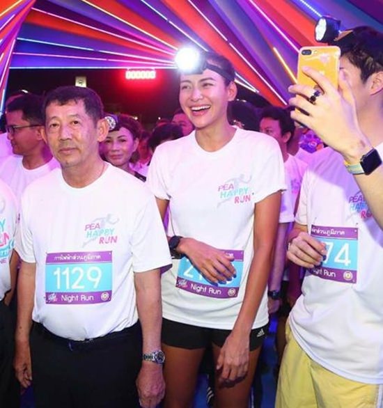 Pol. Maj. Gen. Anan Charoenchasri (left), the mayor of Pattaya, joined celebrities such as Yo Yossavadee (centre) at the start line.