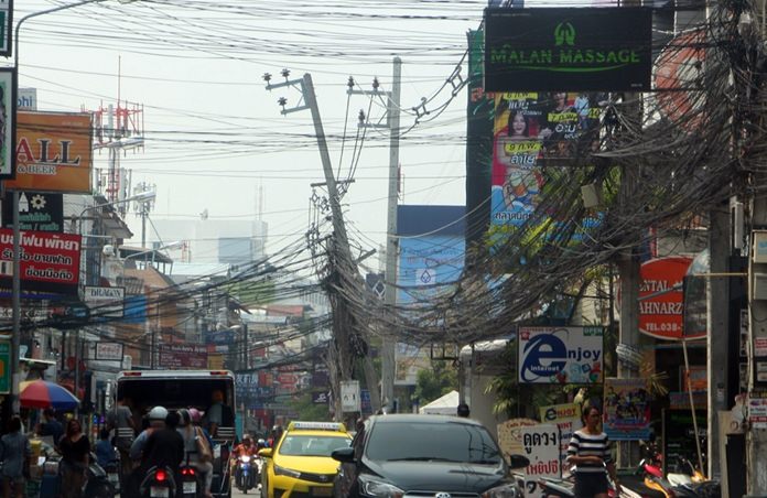 A leaning power pole in Pattaya has sparked worries of its collapse and electrocutions. The wayward pole, located in front of the Tree Town Market on Soi Buakhao, is nothing new. It’s been leaning for 10 years, locals said. 