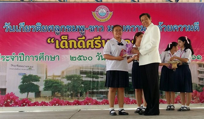 Banglamung School director Wisanu Pasomsap presents “outstanding student” awards to deserving kids.