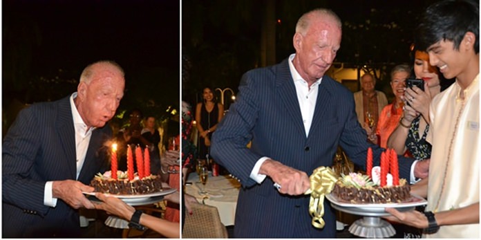 Gerrit Niehaus blows out the candles and cuts the birthday cake.