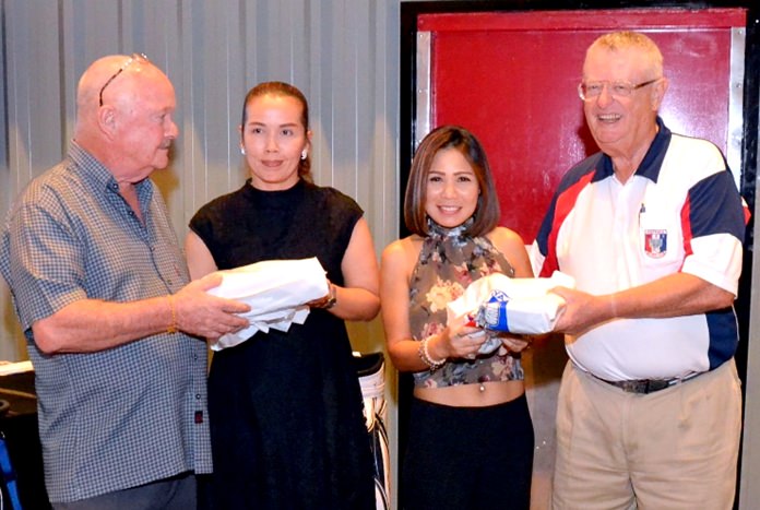 Bronze medalists Orn Kansaengsri and Buppha Suriye (centre) receive their awards.