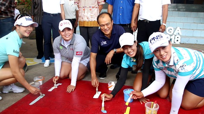 Ariya Jutanugarn, Saranporn Langkulgasettri, Amy Yang and Ha-Neul Kim stepped off the greens at the Honda LPGA Thailand tournament to help paint a Pattaya school’s “brain-based learning” playground.