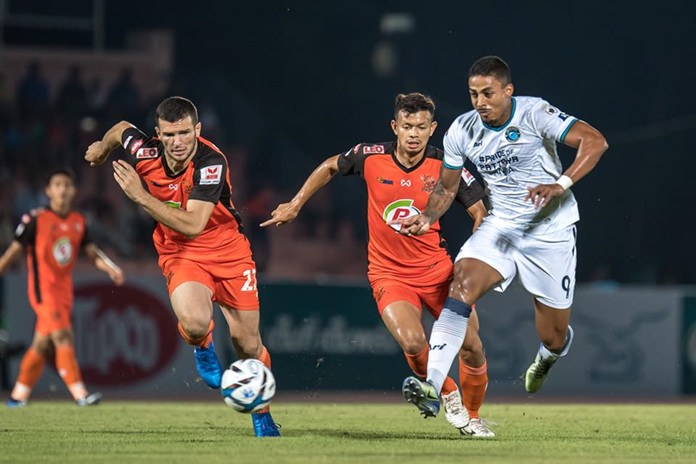 Pattaya United striker Lukian (right) battles for the ball with Prachuap defenders during the Thai League 1 game between Prachuap FC and Pattaya United at the Sam Ao Stadium in Prachuap, Saturday, Feb. 25. (Photo/Pattaya United)
