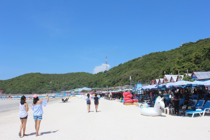 Pattaya is considering charging tourists to visit Koh Larn to help pay for over-run resort island’s upkeep. Councilman Choluek Chotekamjorn proposed that everyone arriving on Koh Larn pay a fee that would be used to maintain the island’s infrastructure, rather than depend on Pattaya’s small and slowly allocated budget. 