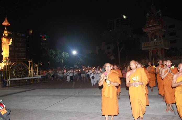 Phra Maha Phuchit Thisaro, abbot of Wat Nong Or led the Wien Tien ceremony followed by thousands of monks and devotees.