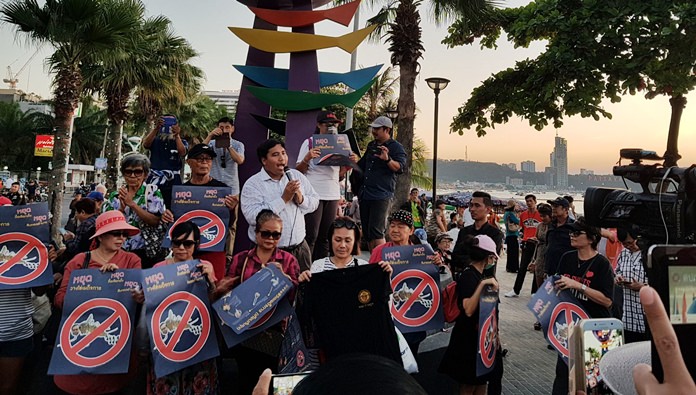 Sirawit “Ja New” Serithiwat and his New Democracy Group rallied about 100 people from Pattaya and elsewhere on Beach Road near Central Pattaya Beach.