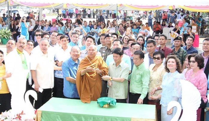Chonburi Governor Pakarathorn Thienchai (center) and Luang Phu Alongkot, the abbot of Phra Baht Nam Phu Temple in Lopburi were the guests of honor.