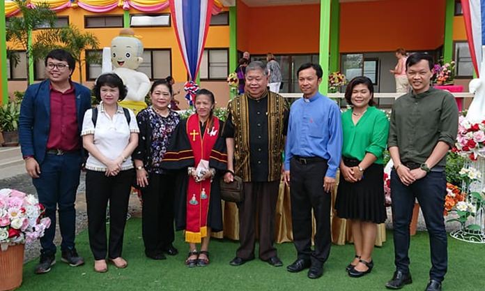 Pirun Noyeemjai (right), director of the Drop-In Center and members, pose for a commemorative photo at the opening of their new location.