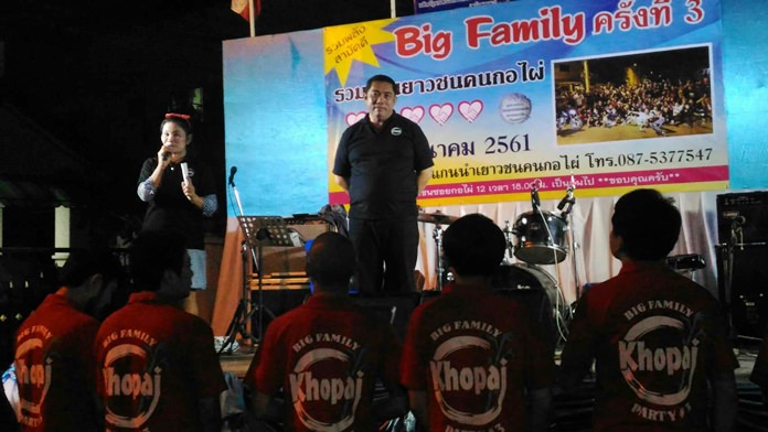Former Culture Minister Sonthaya Kunplome presided over the opening of the Soi Korphai Community “Big Family” event to raise money for charity.