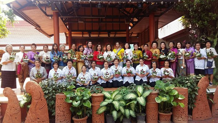 Pattaya women learned how to make flower garlands and arrangements for the upcoming Songkran festival.