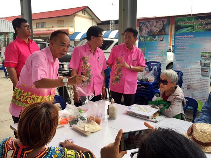 Sattahip farmers received vital lessons in crop growing and running a business at an Agriculture Ministry mobile clinic in Plutaluang.