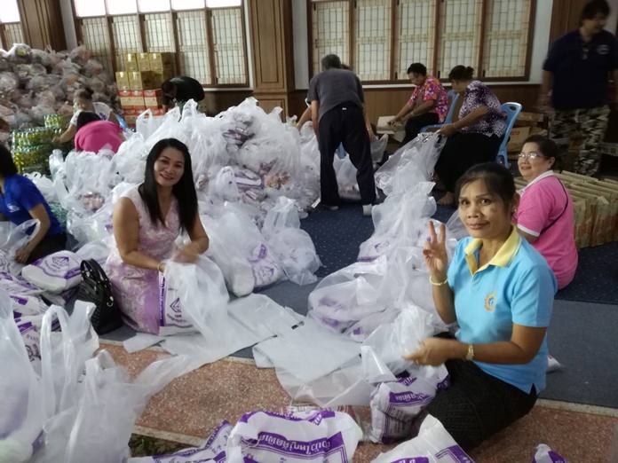 Chaimongkol Temple gave back to the community, donating 1,000 bags of food and necessities to Pattaya’s poor at its annual merit-making festival.