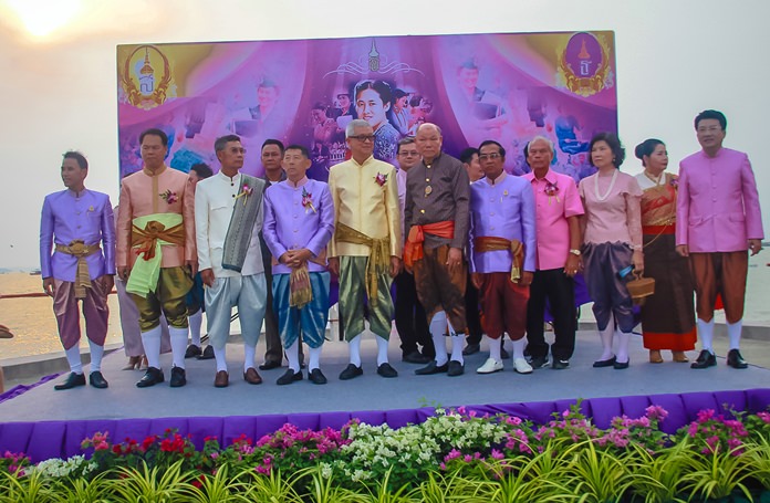 Mayor Anan Charoenchasri and Mana Yaprakham, chairman of Pattaya’s Cultural Council, begin the Thai Heritage Conservation Day parade to celebrate HRH Princess Maha Chakri Sirindhorn’s birthday.